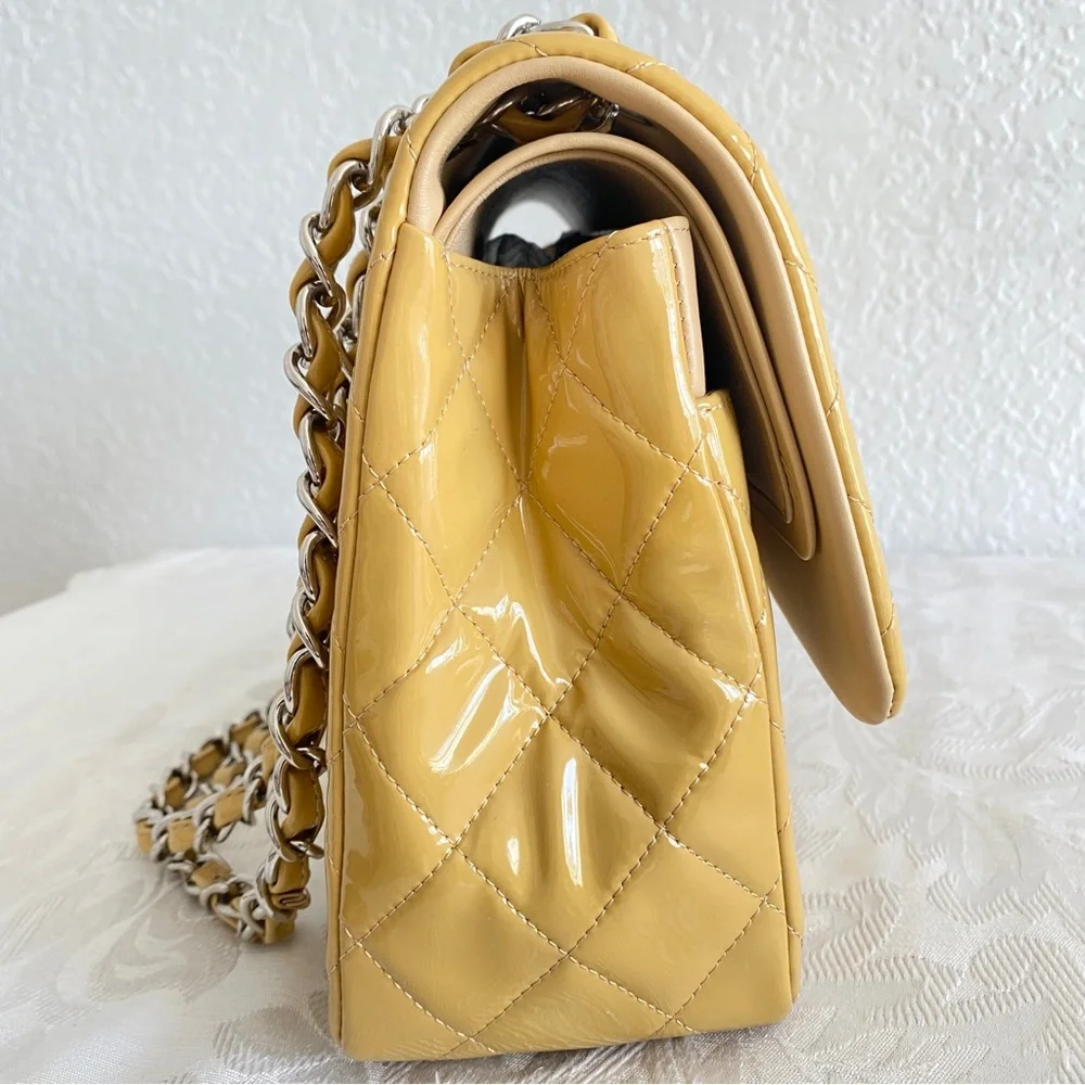 CHANEL Timeless Jumbo double flap shoulder bag in beige yellow patent le…